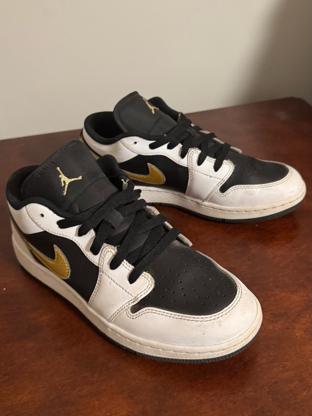 Nike Kids Low-Top Sneakers in Black, White & Gold